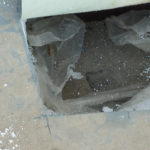  onderzoek naar vochtproblemen: Verzadigde zandcementlaag op het aansluitende platte dak ter plaatse van een insnijding.