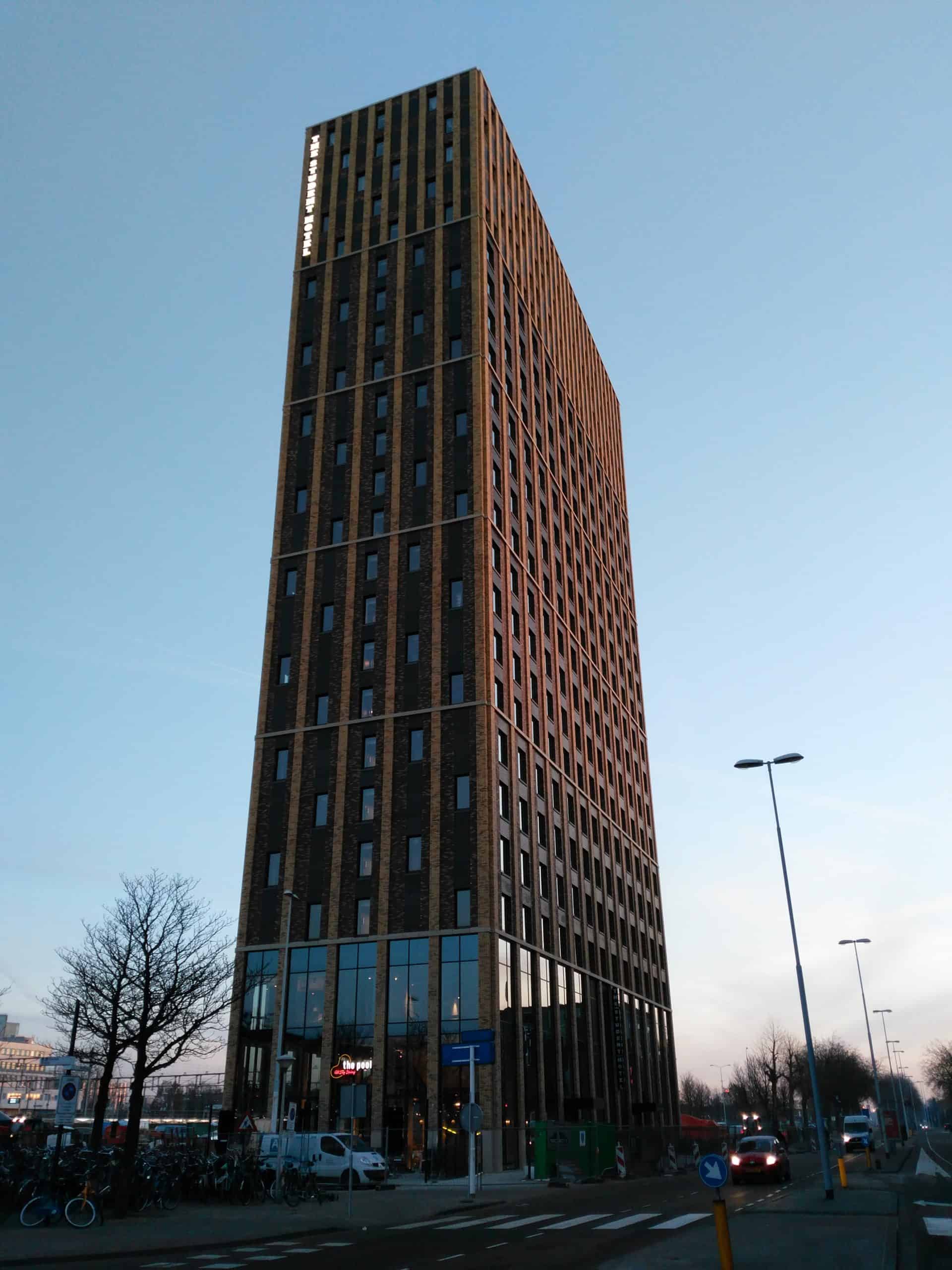 Nieman Raadgevende Ingenieurs adviseerde de bouwfysica en akoestiek van dit opgeleverde Student Hotel in Eindhoven. En voerde kwaliteitsmetingen uit.