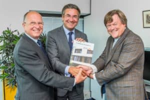 Namens de Stichting PassiefBouwen.nl overhandigde voorzitter ir. Chris Zijdeveld (links) het boek. Namens SBRCURnet was directeur Jack de Leeuw (rechts) van de partij.